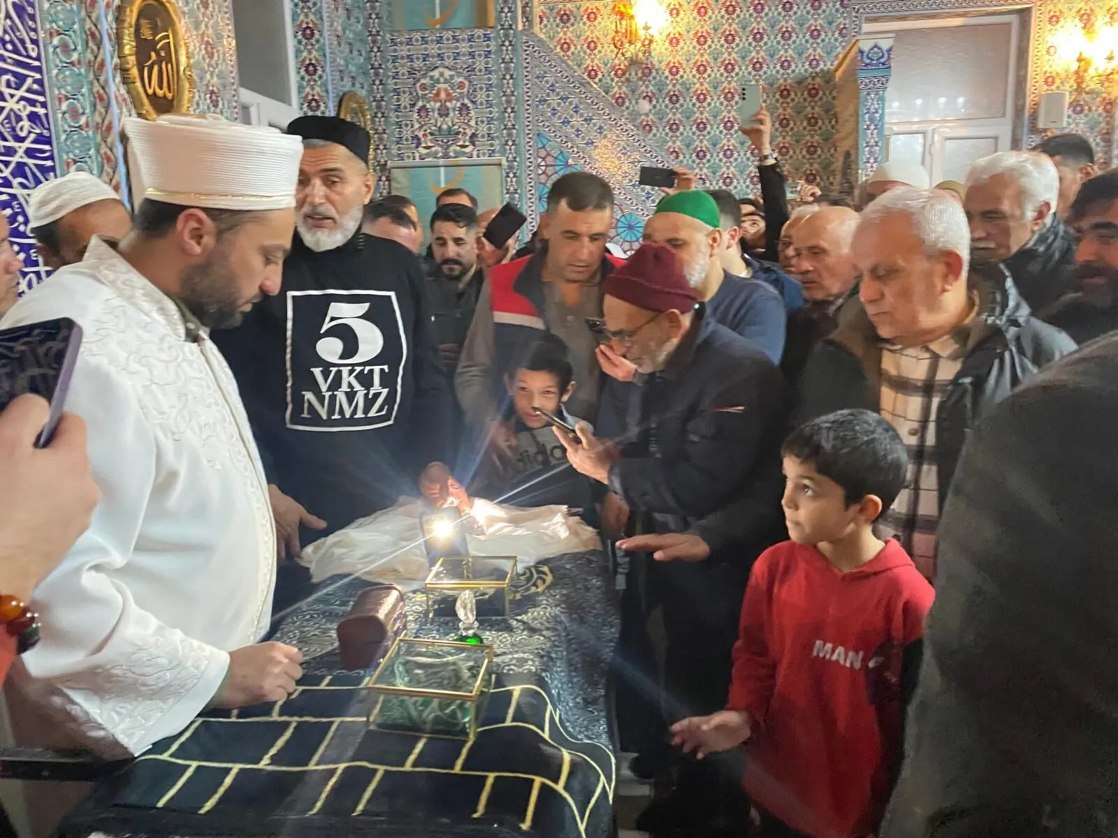 Koru’da Kadir Gecesi’ne Özel Anlamlı Program: Kutsal Emanetler Ziyarete Açıldı