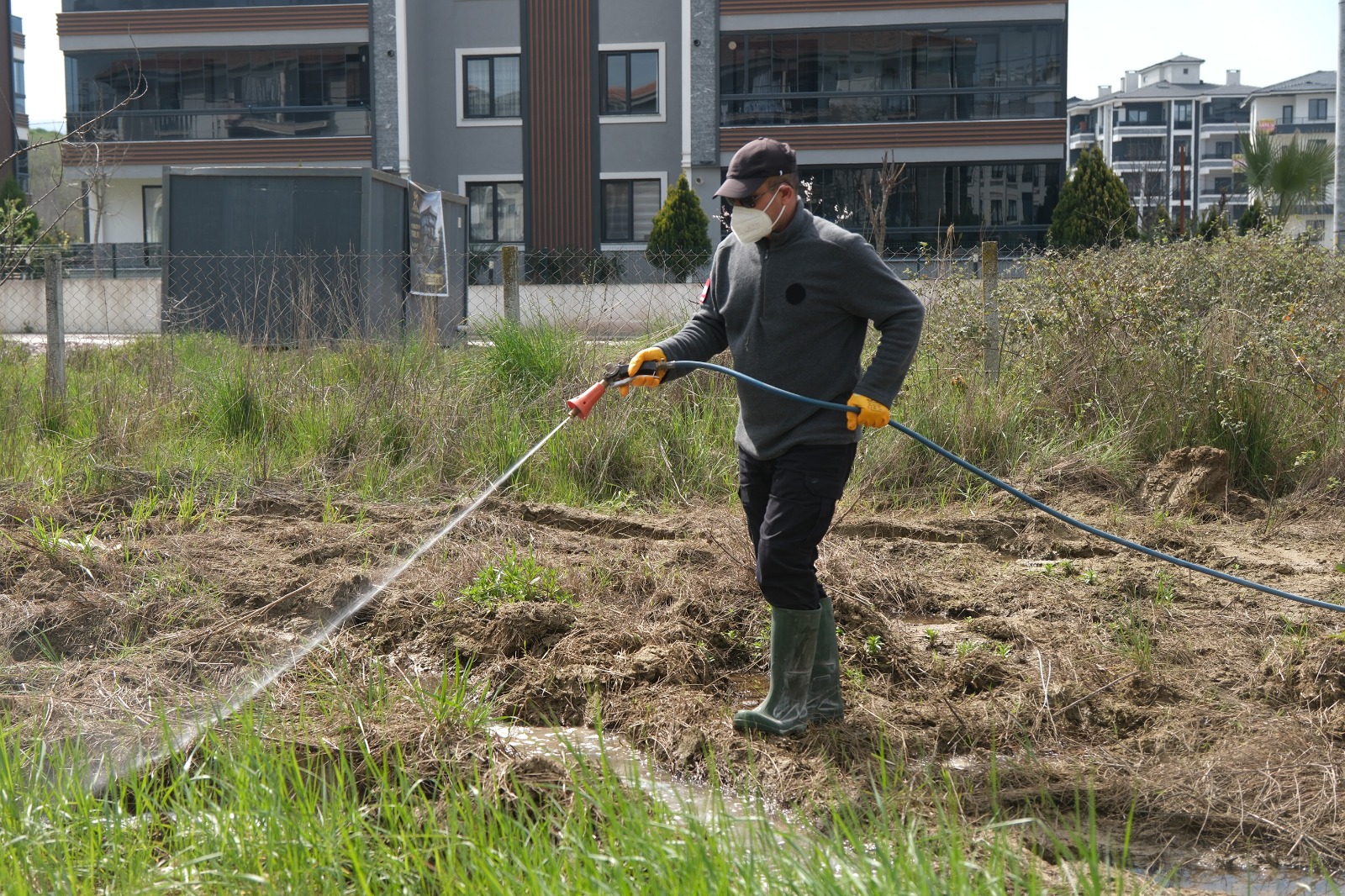 ÇİFTLİKKÖY BELEDİYESİ’NDEN YAZ ÖNCESİ İLAÇLAMA SEFERBERLİĞİ