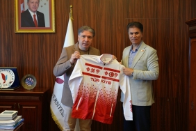 Yalova Üniversitesi’nde Curling Zirvesi: Milli Takım Forması Takdim Edildi