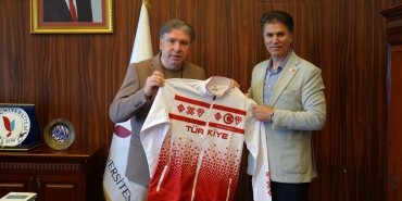 Yalova Üniversitesi’nde Curling Zirvesi: Milli Takım Forması Takdim Edildi