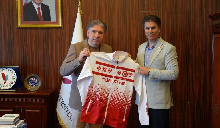 Yalova Üniversitesi’nde Curling Zirvesi: Milli Takım Forması Takdim Edildi 1 Yalova Üniversitesi’nde Curling Zirvesi: Milli Takım Forması Takdim Edildi