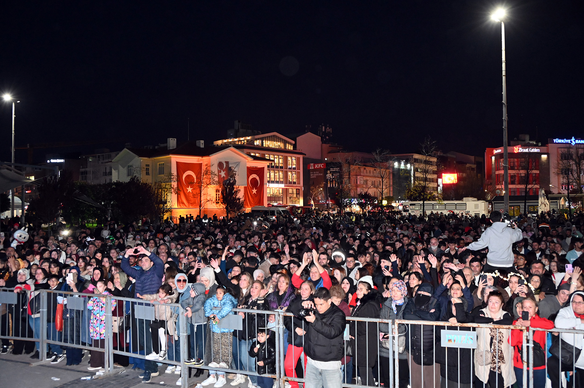 ROMANLAR GÜNÜ YALOVA'DA COŞKUYLA VE RENKLİ GÖRÜNTÜLERLE KUTLANDI