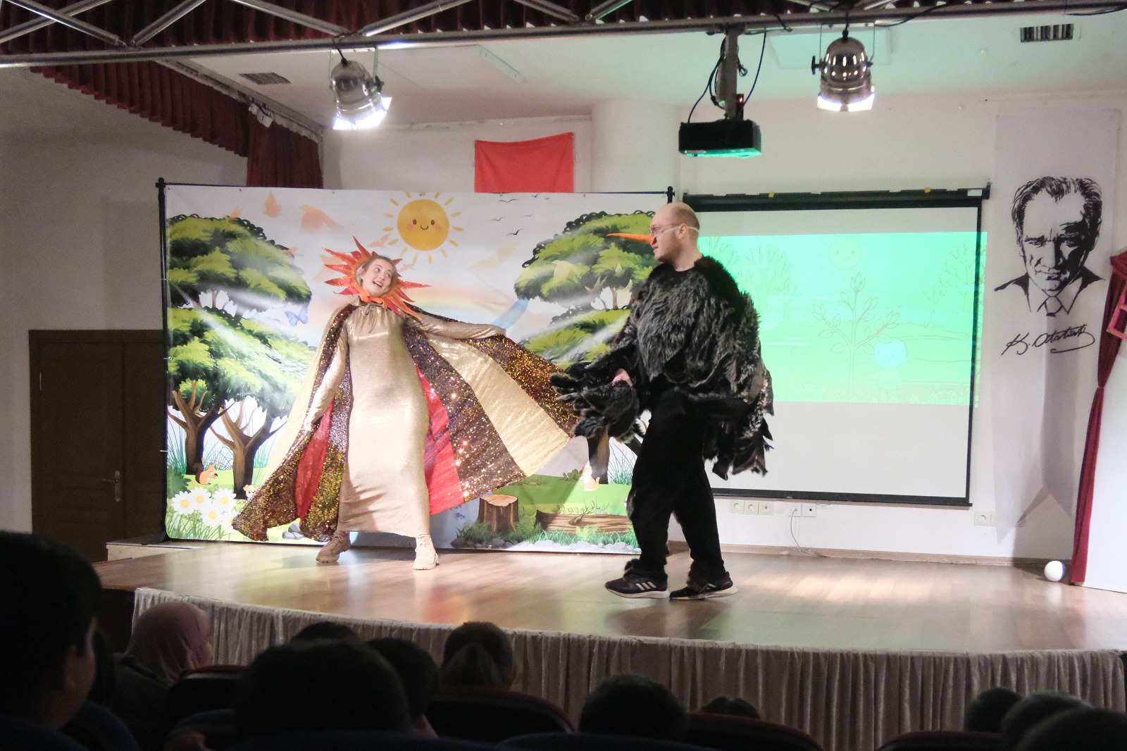 ÇİFTLİKKÖYLÜ ÖĞRENCİLER ÇOCUK TİYATROSU ŞÖLENİYLE EĞLENDİ