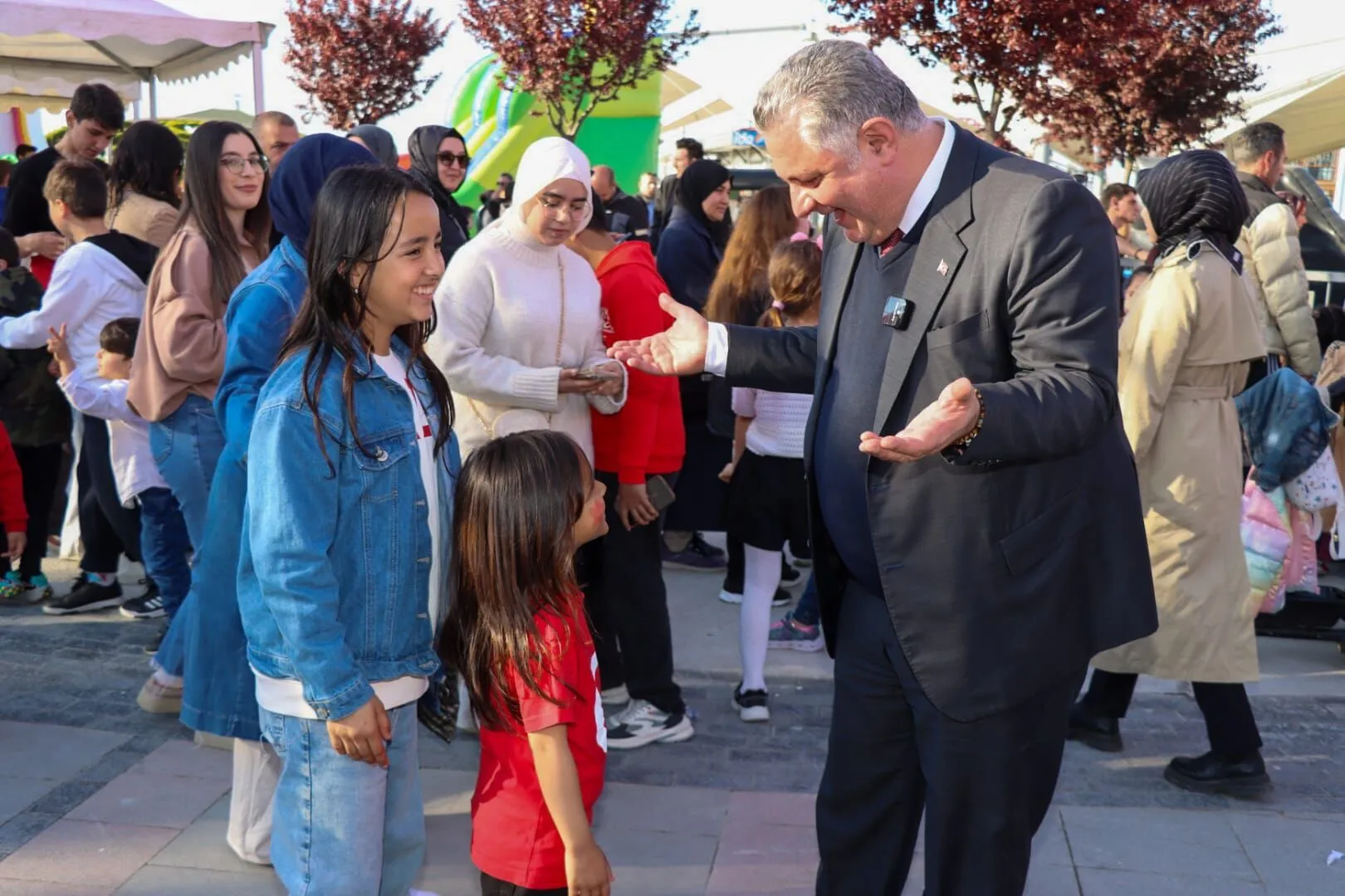 Yalova’da 23 Nisan Coşkusu Zirveye Ulaştı: Başkan Mehmet Gürel Çocuklarla Bayram Sevincini Paylaştı