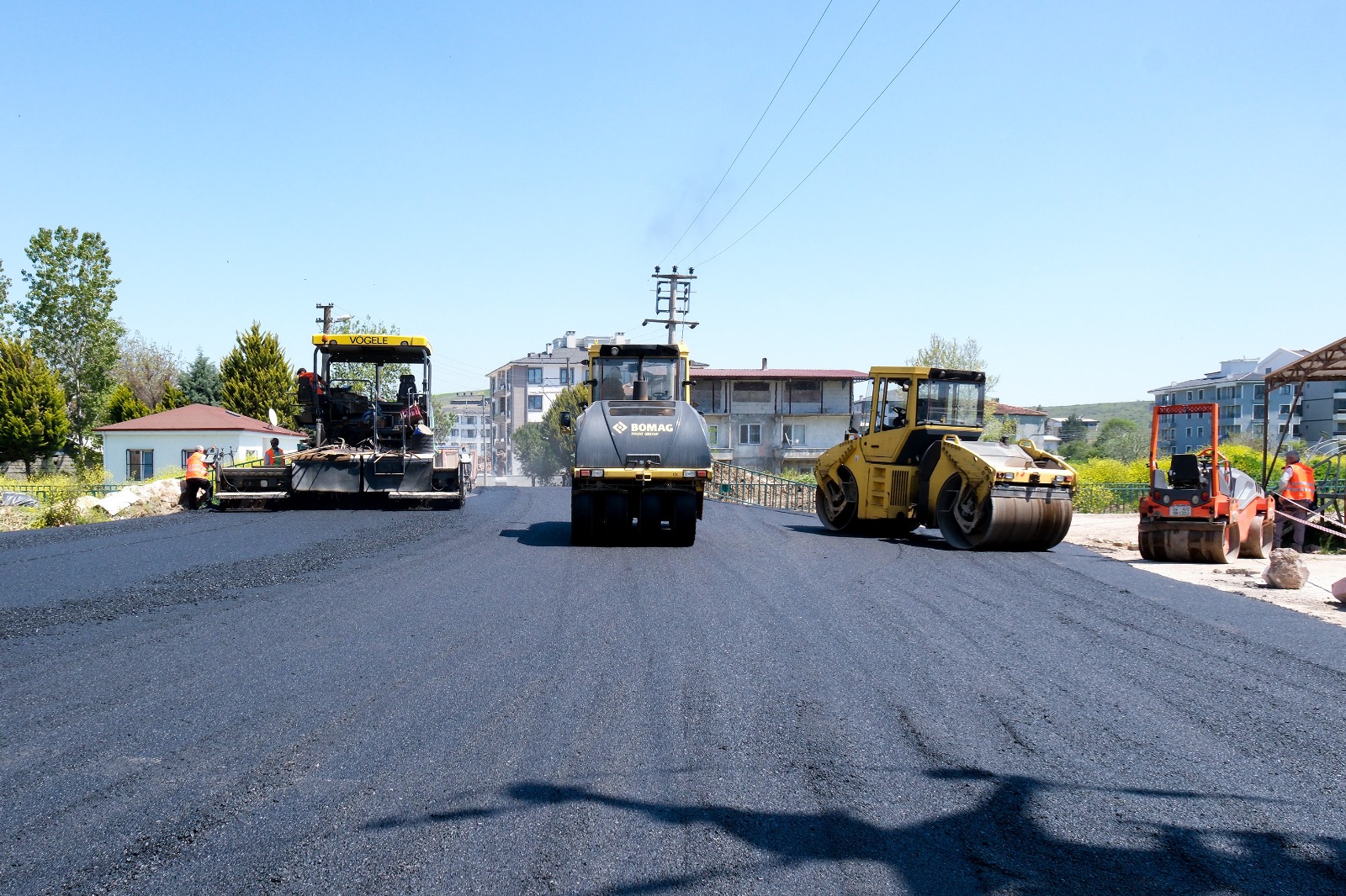 BAŞKAN YELE, ASFALTLAMA ÇALIŞMALARINI YERİNDE DENETLEDİ