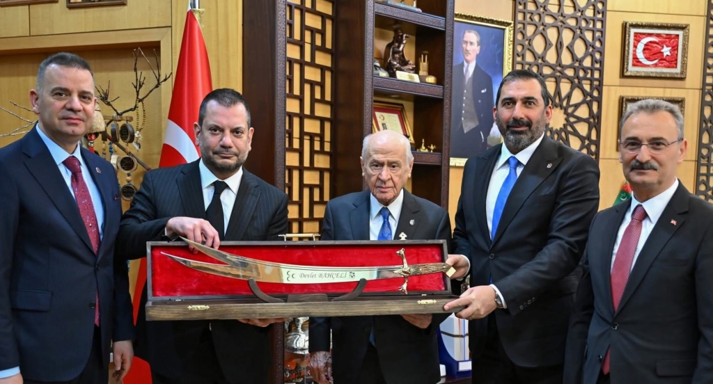 Trabzonspor’dan Bahçeli’ye Anlamlı Ziyaret: Retro Forma ve Özel Kılıç Takdim Edildi