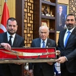 Trabzonspor’dan Bahçeli’ye Anlamlı Ziyaret: Retro Forma ve Özel Kılıç Takdim Edildi