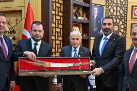 Trabzonspor’dan Bahçeli’ye Anlamlı Ziyaret: Retro Forma ve Özel Kılıç Takdim Edildi