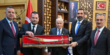 Trabzonspor’dan Bahçeli’ye Anlamlı Ziyaret: Retro Forma ve Özel Kılıç Takdim Edildi