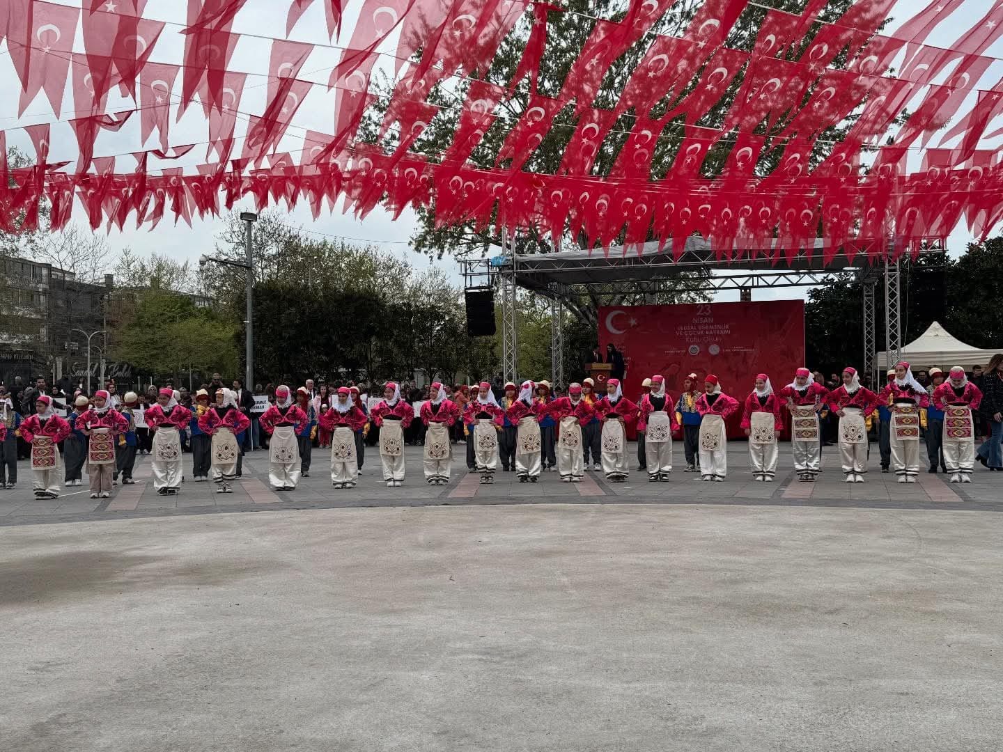 YALOVA’DA 23 NİSAN COŞKUSU: HÜZÜN VE GURUR AYNI MEYDANDA BULUŞTU