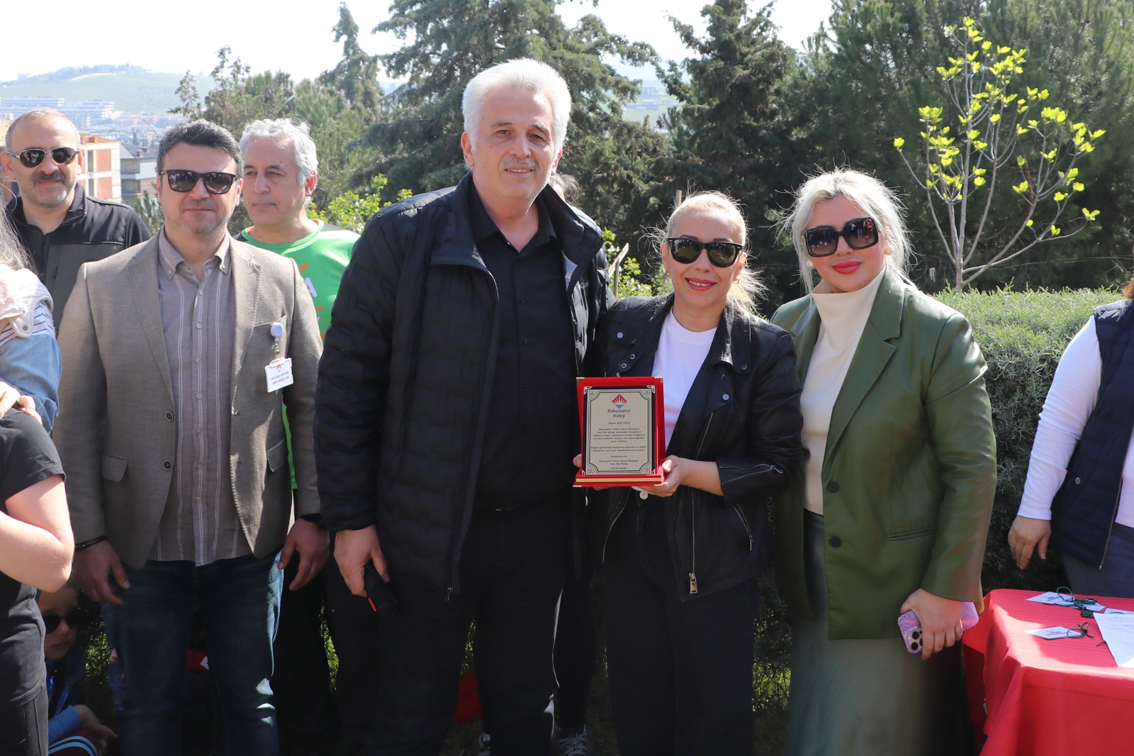 ÇİFLİKKÖY’DE 400 ÖĞRENCİDEN 400 DEFNE FİDANI