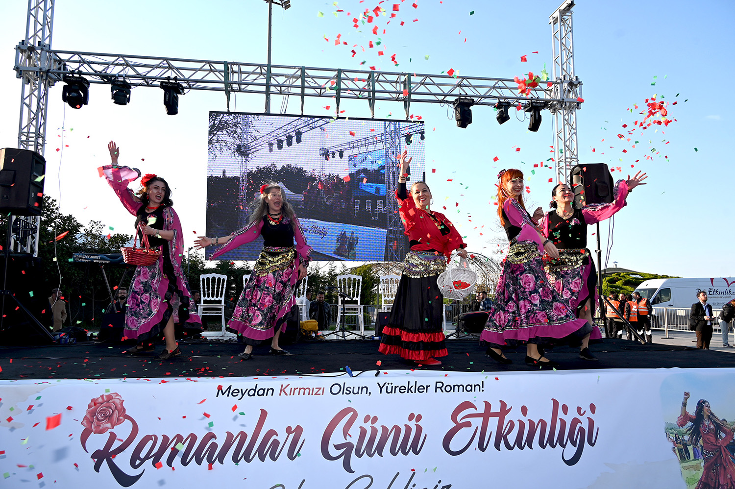 ROMANLAR GÜNÜ YALOVA'DA COŞKUYLA VE RENKLİ GÖRÜNTÜLERLE KUTLANDI