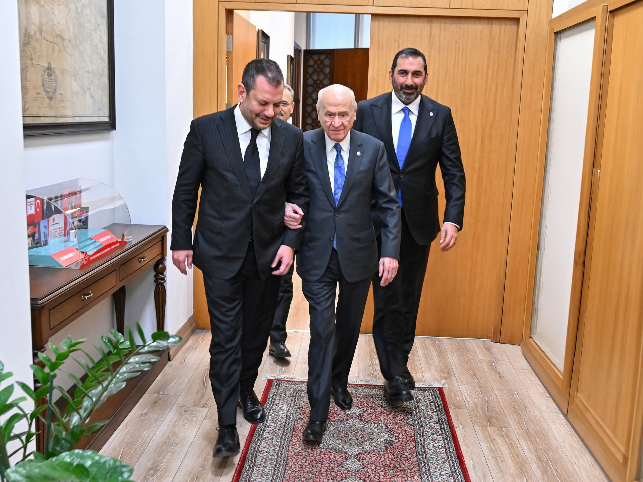 Trabzonspor’dan Bahçeli’ye Anlamlı Ziyaret: Retro Forma ve Özel Kılıç Takdim Edildi