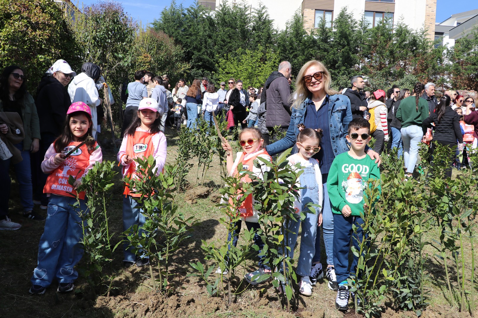 ÇİFLİKKÖY’DE 400 ÖĞRENCİDEN 400 DEFNE FİDANI