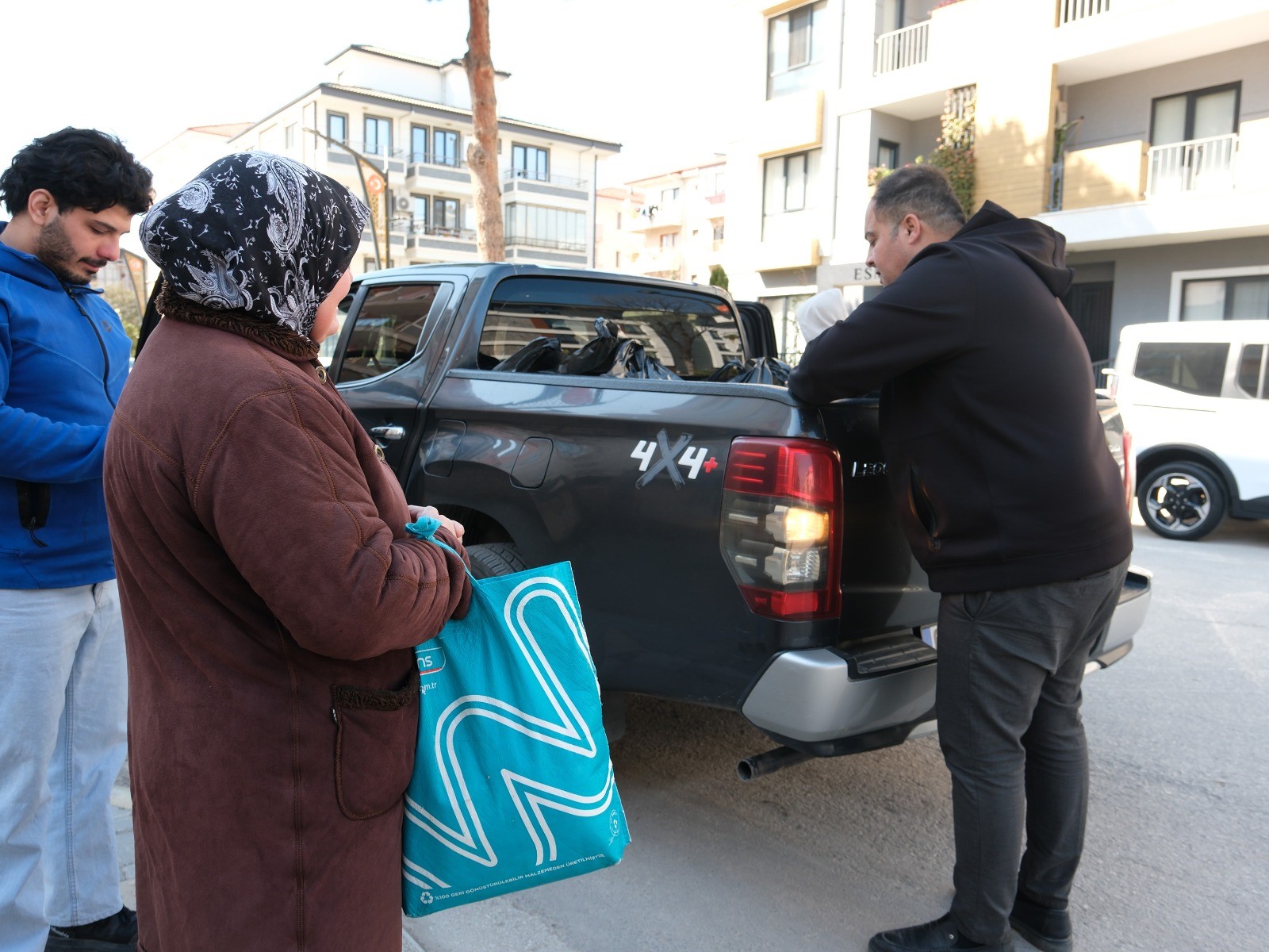 ÇİFTLİKKÖY’DE SOSYAL DESTEKLER İHTİYAÇ SAHİPLERİYLE BULUŞUYOR