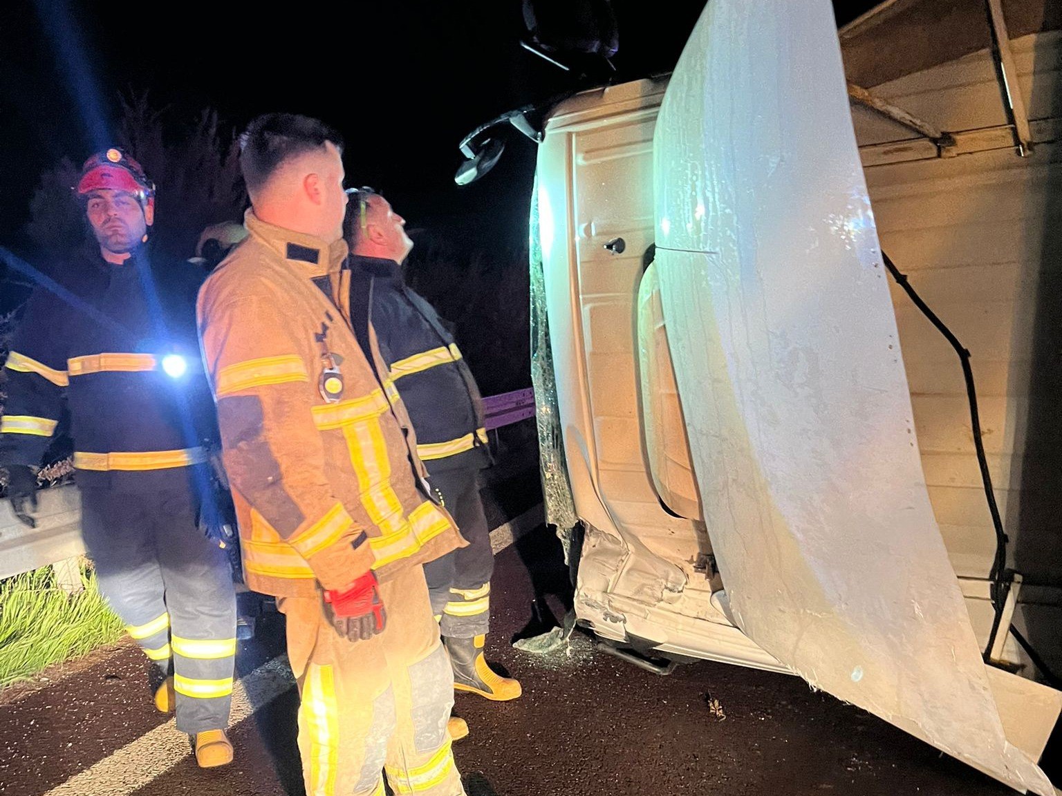ÇİFTLİKKÖY İTFAİYESİ’NDEN OTOYOL KAZASINA HIZLI MÜDAHALE 4 ÇİFTLİKKÖY İTFAİYESİ’NDEN OTOYOL KAZASINA HIZLI MÜDAHALE