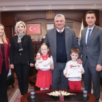 BAŞKAN GÜREL KOLTUĞUNU ÖĞRENCİLERE EMANET ETTİ