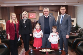 BAŞKAN GÜREL KOLTUĞUNU ÖĞRENCİLERE EMANET ETTİ