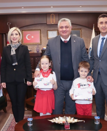 BAŞKAN GÜREL KOLTUĞUNU ÖĞRENCİLERE EMANET ETTİ