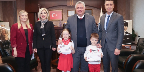 BAŞKAN GÜREL KOLTUĞUNU ÖĞRENCİLERE EMANET ETTİ