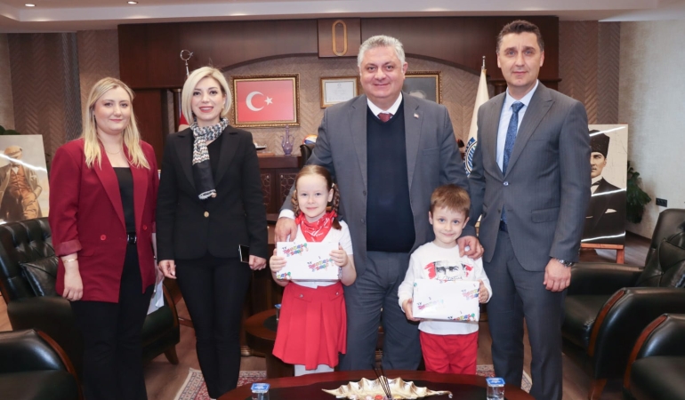 BAŞKAN GÜREL KOLTUĞUNU ÖĞRENCİLERE EMANET ETTİ