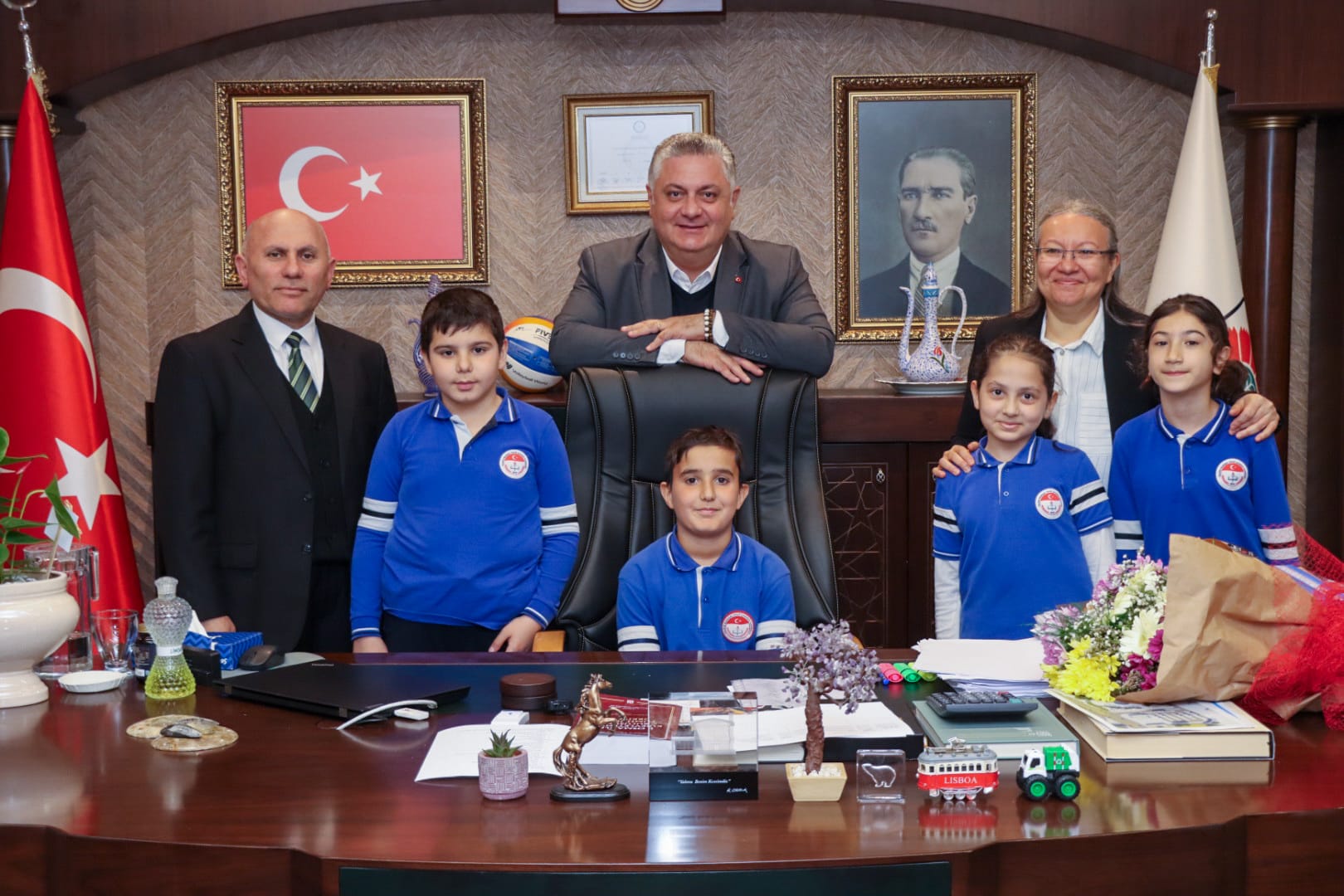 BAŞKAN GÜREL KOLTUĞUNU ÖĞRENCİLERE EMANET ETTİ