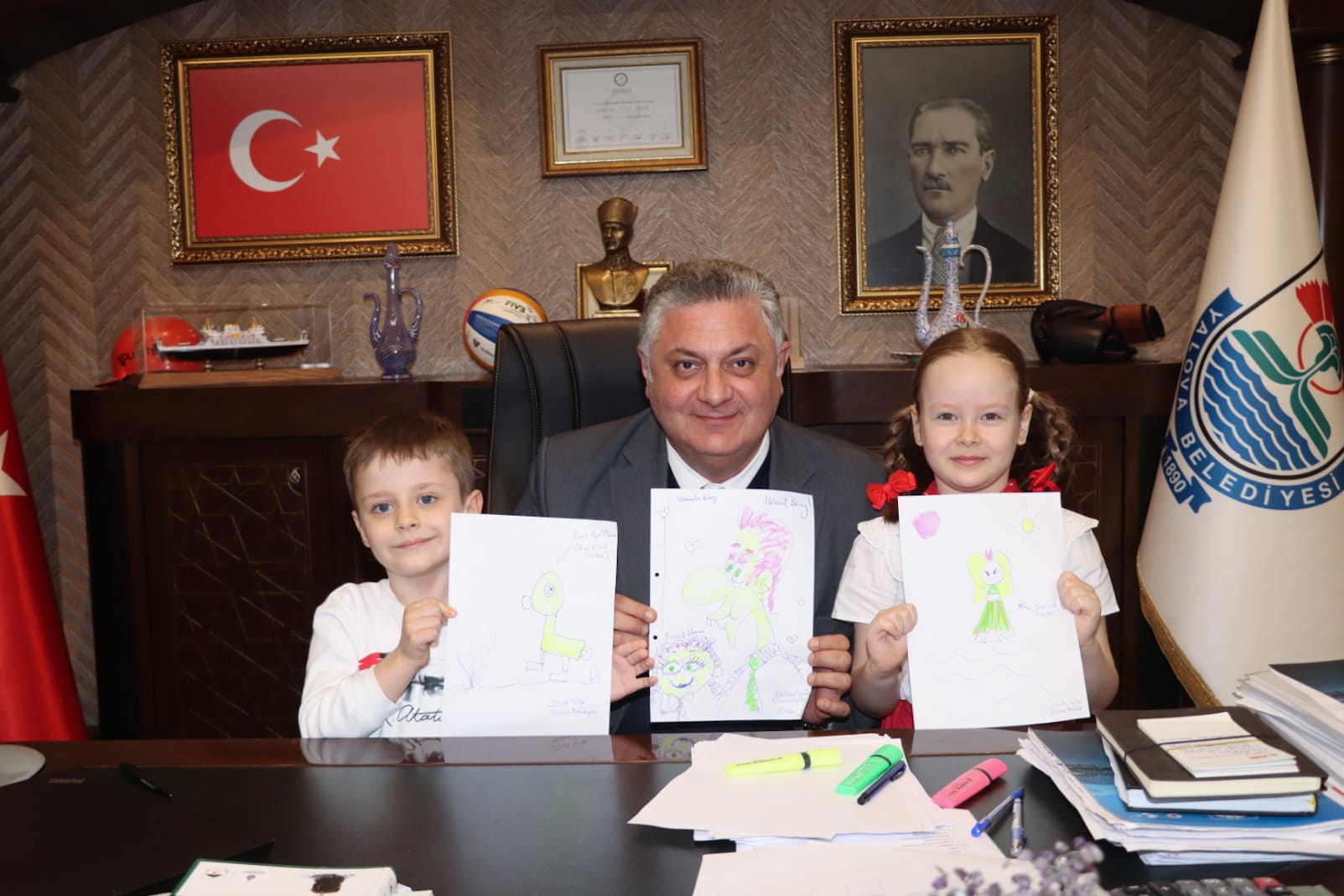 BAŞKAN GÜREL KOLTUĞUNU ÖĞRENCİLERE EMANET ETTİ