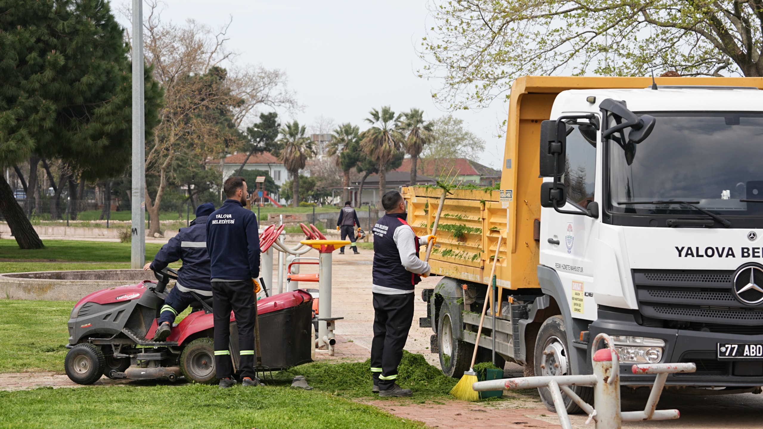 YALOVA’DA TEMİZLİK VE BAKIM SEFERBERLİĞİ SÜRÜYOR 9 YALOVA’DA TEMİZLİK VE BAKIM SEFERBERLİĞİ SÜRÜYOR