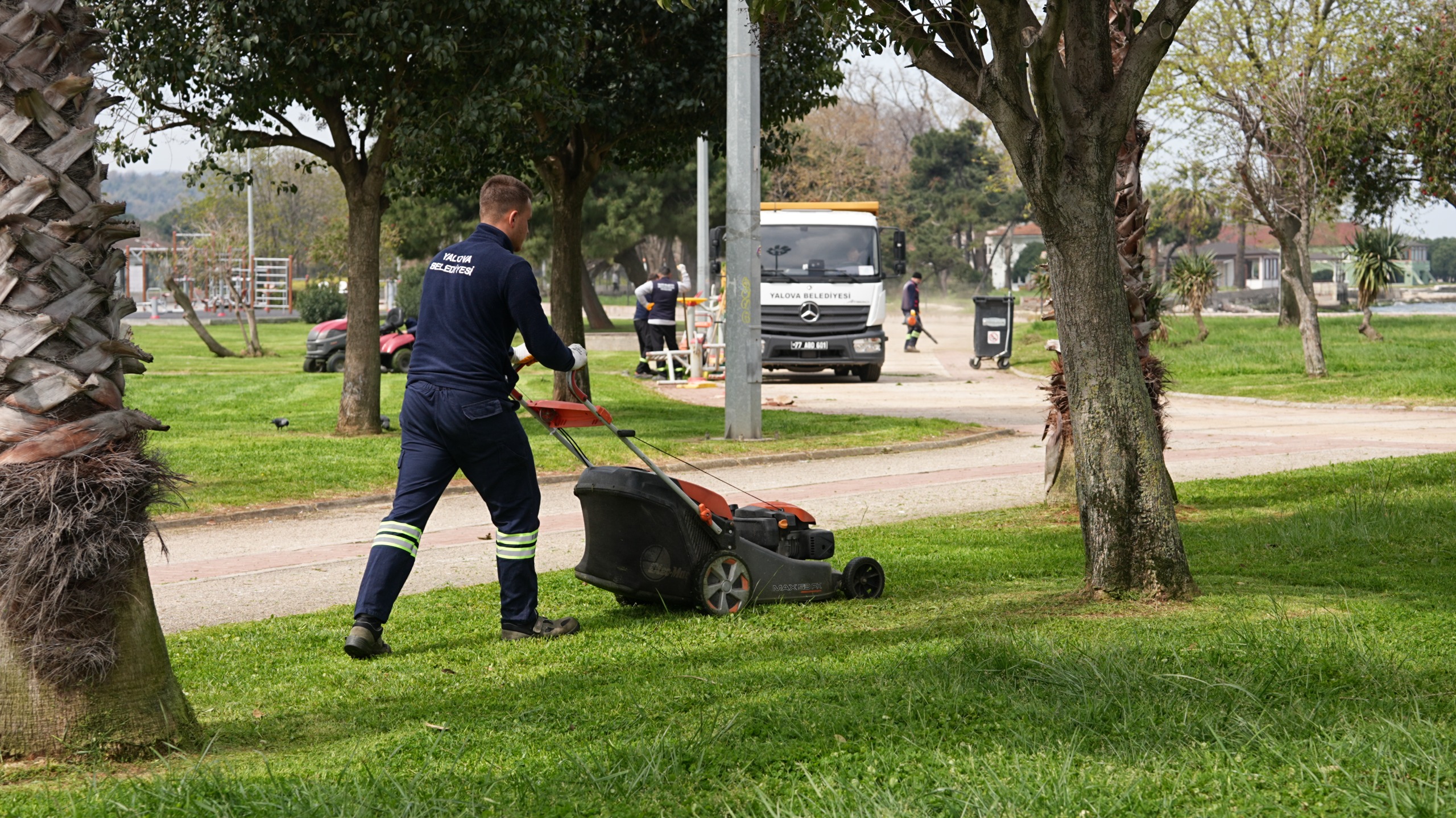 YALOVA’DA TEMİZLİK VE BAKIM SEFERBERLİĞİ SÜRÜYOR