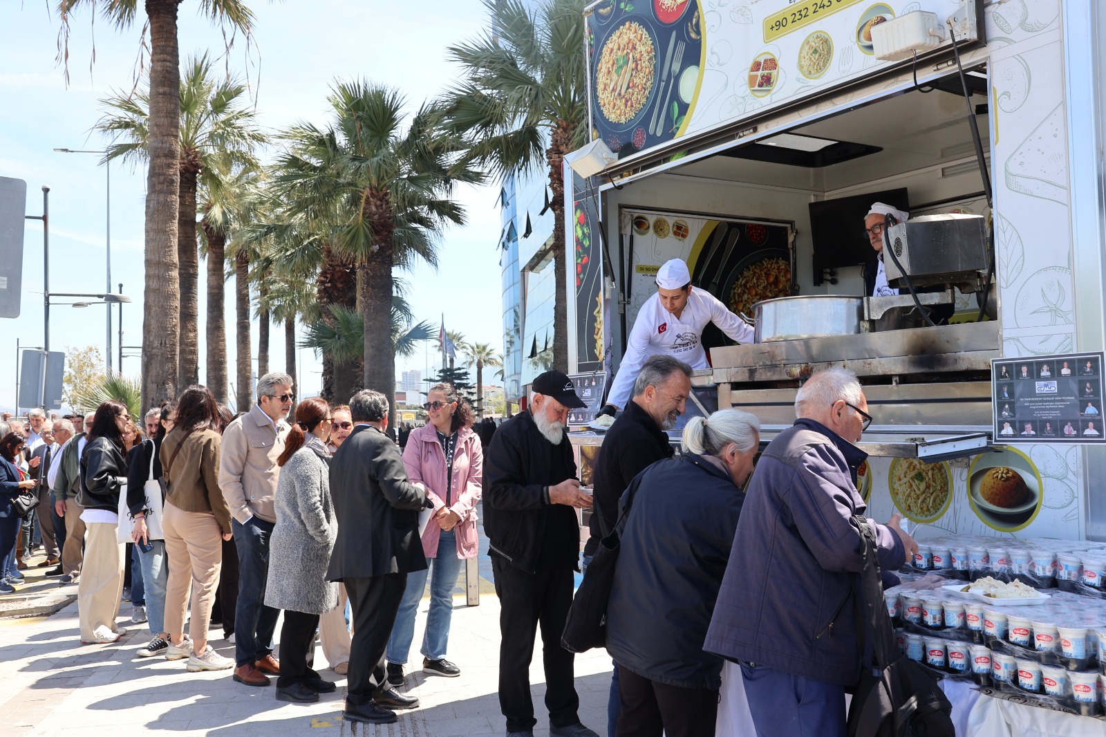 “Bir Ömür Ekonomi Yazanlar”a Hüzünlü Vefa: İzmir’de Duygusal Anma Töreni