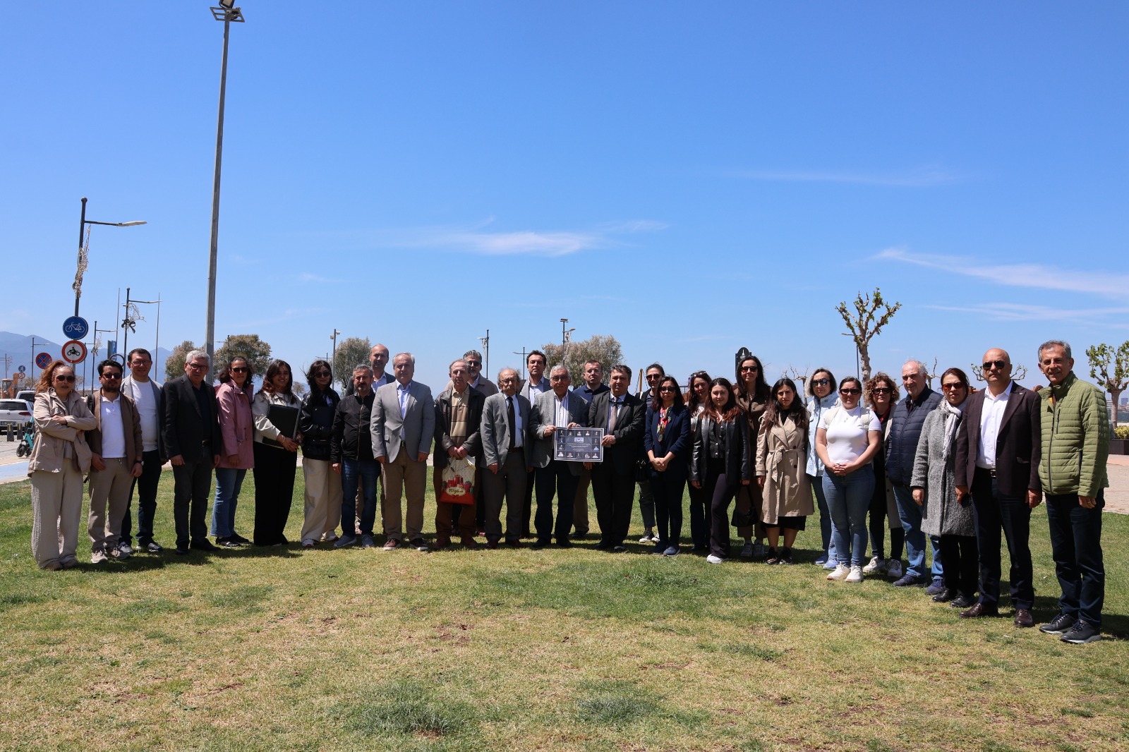 “Bir Ömür Ekonomi Yazanlar”a Hüzünlü Vefa: İzmir’de Duygusal Anma Töreni