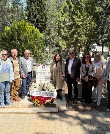“Bir Ömür Ekonomi Yazanlar”a Hüzünlü Vefa: İzmir’de Duygusal Anma Töreni