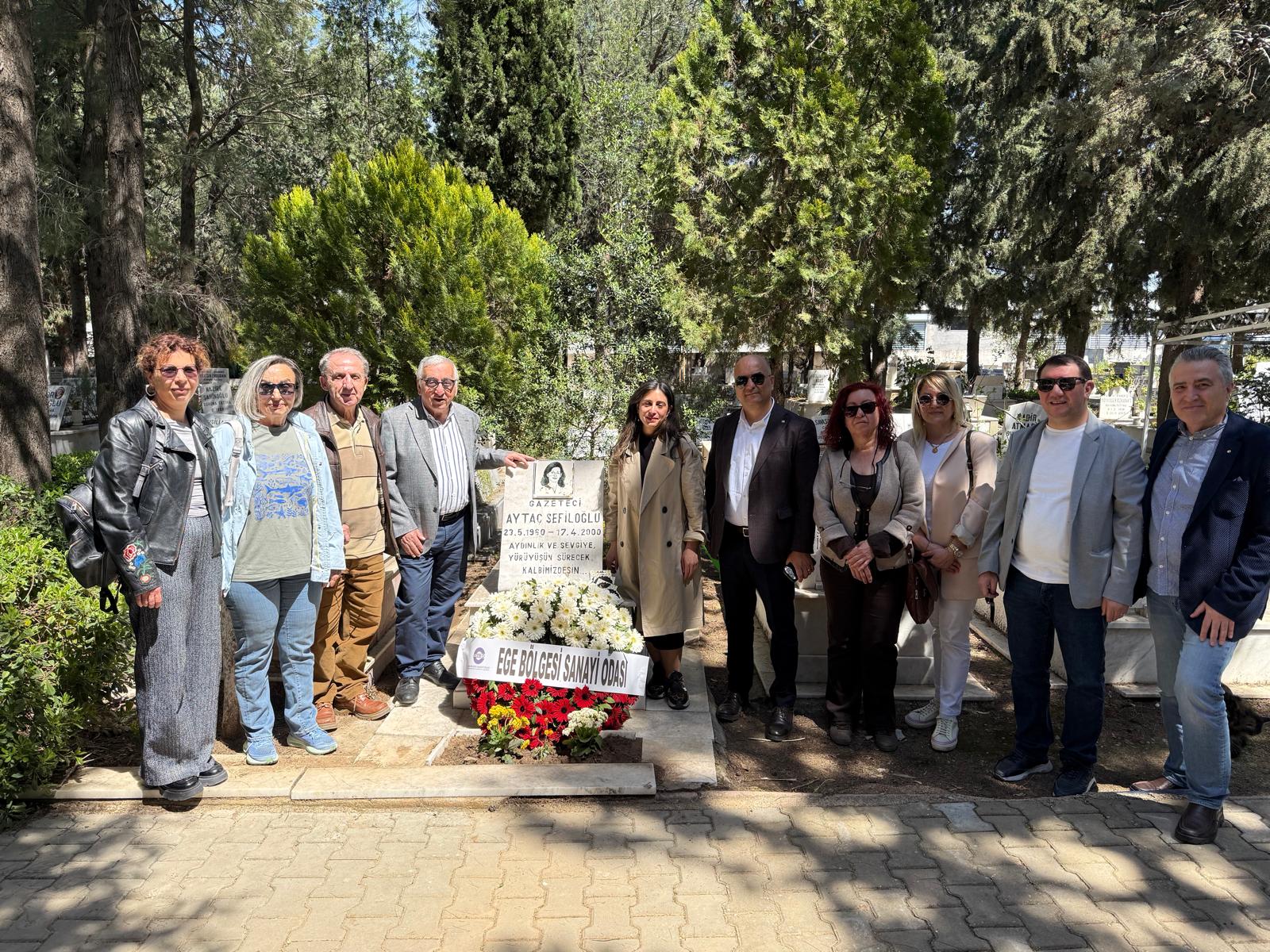 “Bir Ömür Ekonomi Yazanlar”a Hüzünlü Vefa: İzmir’de Duygusal Anma Töreni