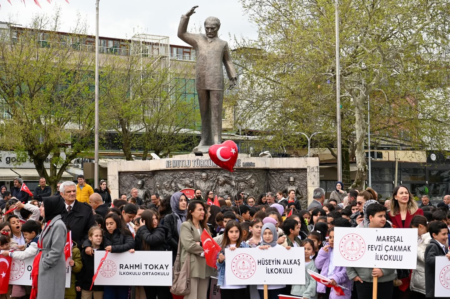YALOVA’DA 23 NİSAN COŞKUSU: HÜZÜN VE GURUR AYNI MEYDANDA BULUŞTU