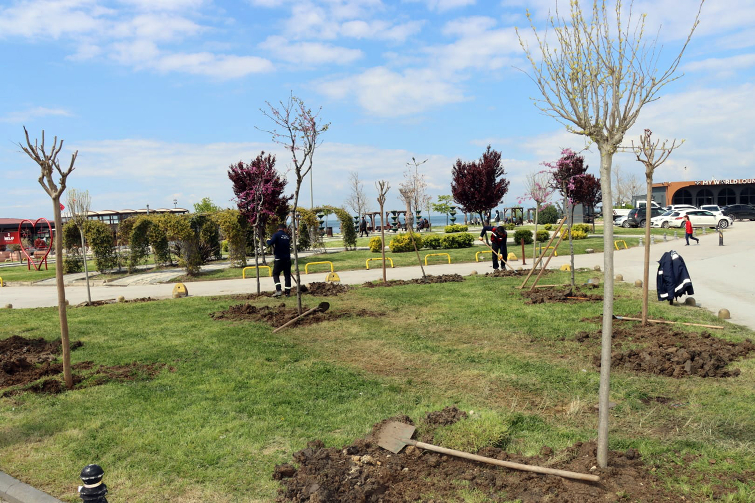 KAHRAMANMARAŞ’TA HAYATINI KAYBEDEN ÖĞRETMEN VE ÖĞRENCİLER İÇİN YALOVA’DA ANLAMLI ANIT AÇILDI