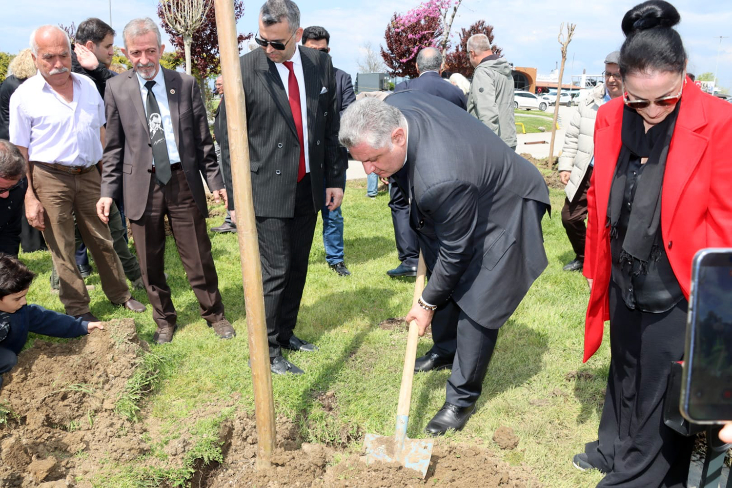 KAHRAMANMARAŞ’TA HAYATINI KAYBEDEN ÖĞRETMEN VE ÖĞRENCİLER İÇİN YALOVA’DA ANLAMLI ANIT AÇILDI