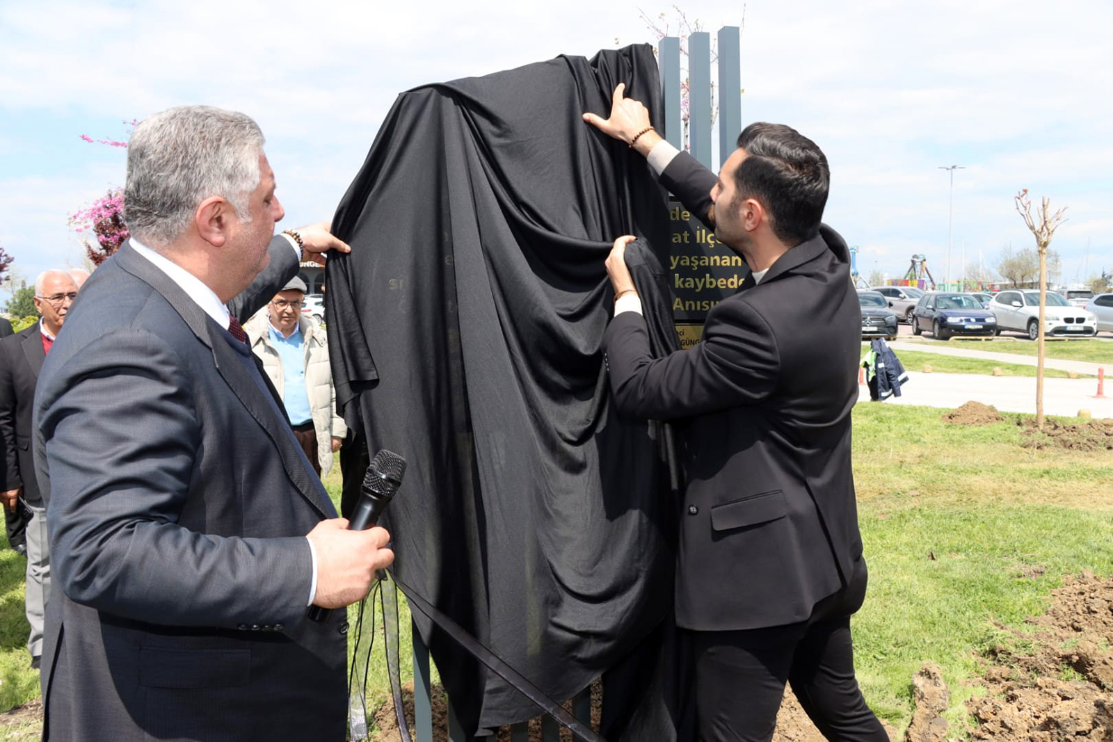 KAHRAMANMARAŞ’TA HAYATINI KAYBEDEN ÖĞRETMEN VE ÖĞRENCİLER İÇİN YALOVA’DA ANLAMLI ANIT AÇILDI