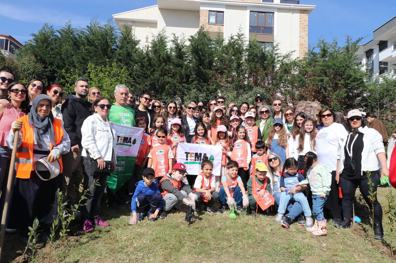 ÇİFLİKKÖY’DE 400 ÖĞRENCİDEN 400 DEFNE FİDANI