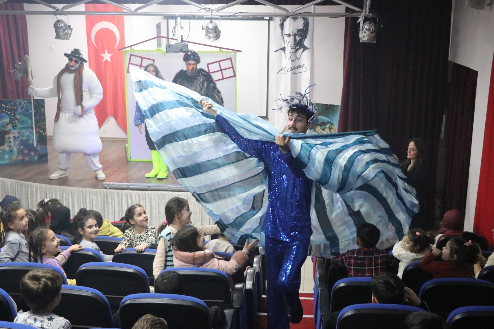 ÇİFTLİKKÖY BELEDİYESİ TİYATROYU OKULLARA TAŞIYOR