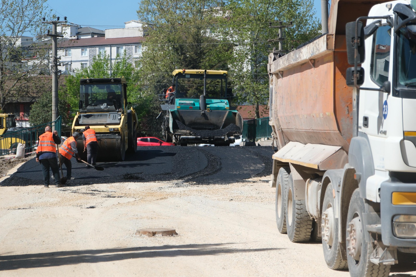 BAŞKAN YELE, ASFALTLAMA ÇALIŞMALARINI YERİNDE DENETLEDİ
