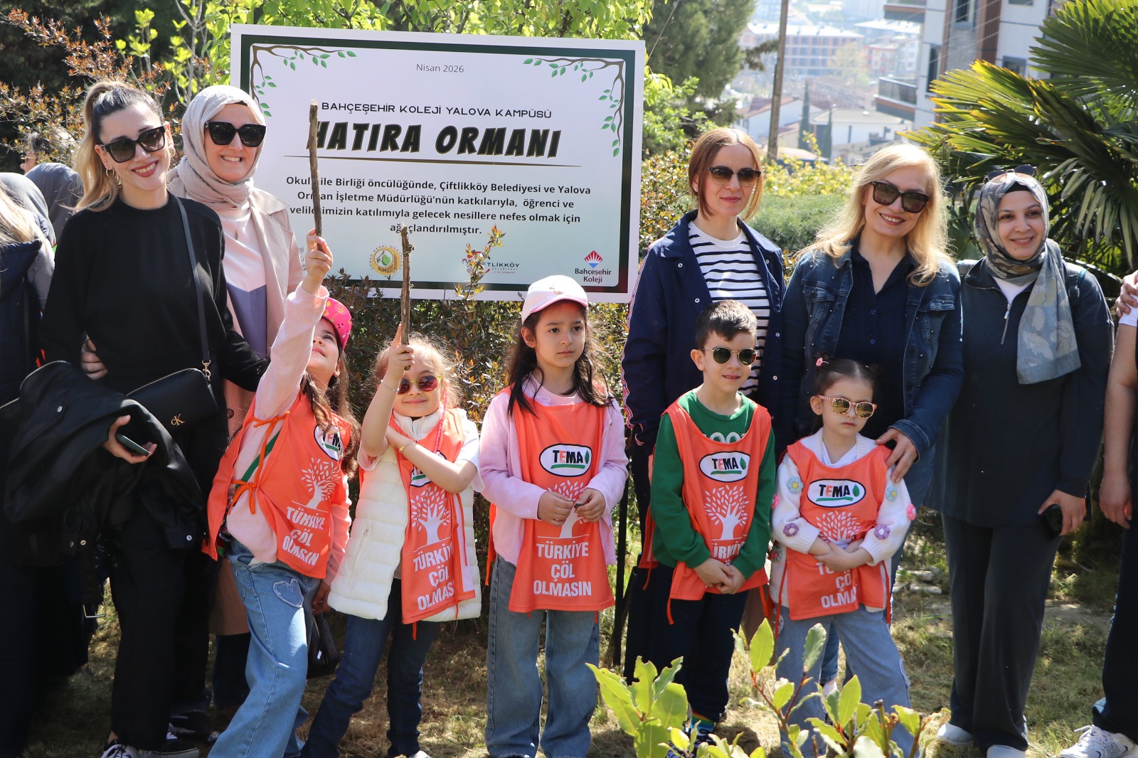 ÇİFLİKKÖY’DE 400 ÖĞRENCİDEN 400 DEFNE FİDANI