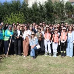 ÇİFLİKKÖY’DE 400 ÖĞRENCİDEN 400 DEFNE FİDANI