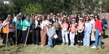 ÇİFLİKKÖY’DE 400 ÖĞRENCİDEN 400 DEFNE FİDANI