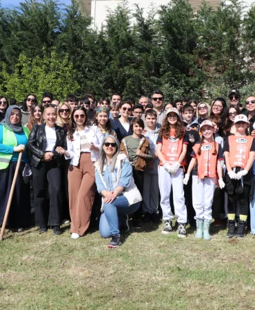 ÇİFLİKKÖY’DE 400 ÖĞRENCİDEN 400 DEFNE FİDANI