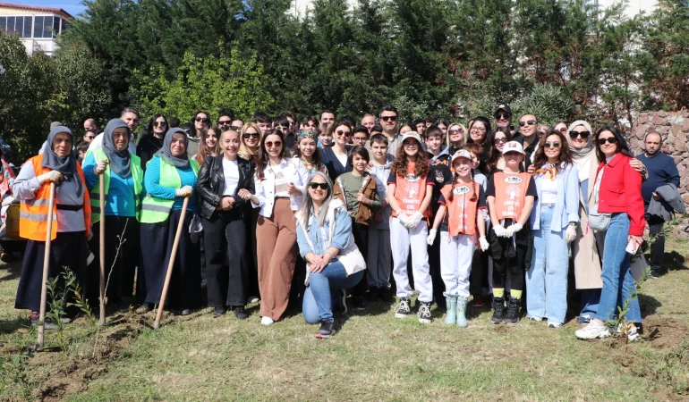 ÇİFLİKKÖY’DE 400 ÖĞRENCİDEN 400 DEFNE FİDANI