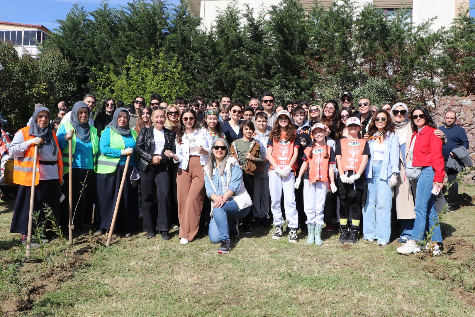 ÇİFLİKKÖY’DE 400 ÖĞRENCİDEN 400 DEFNE FİDANI