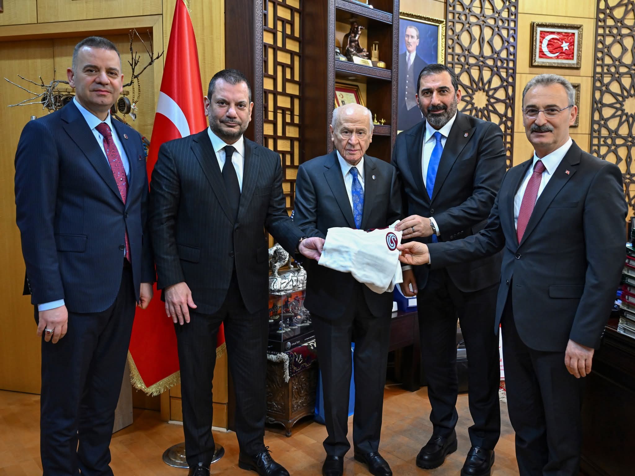 Trabzonspor’dan Bahçeli’ye Anlamlı Ziyaret: Retro Forma ve Özel Kılıç Takdim Edildi