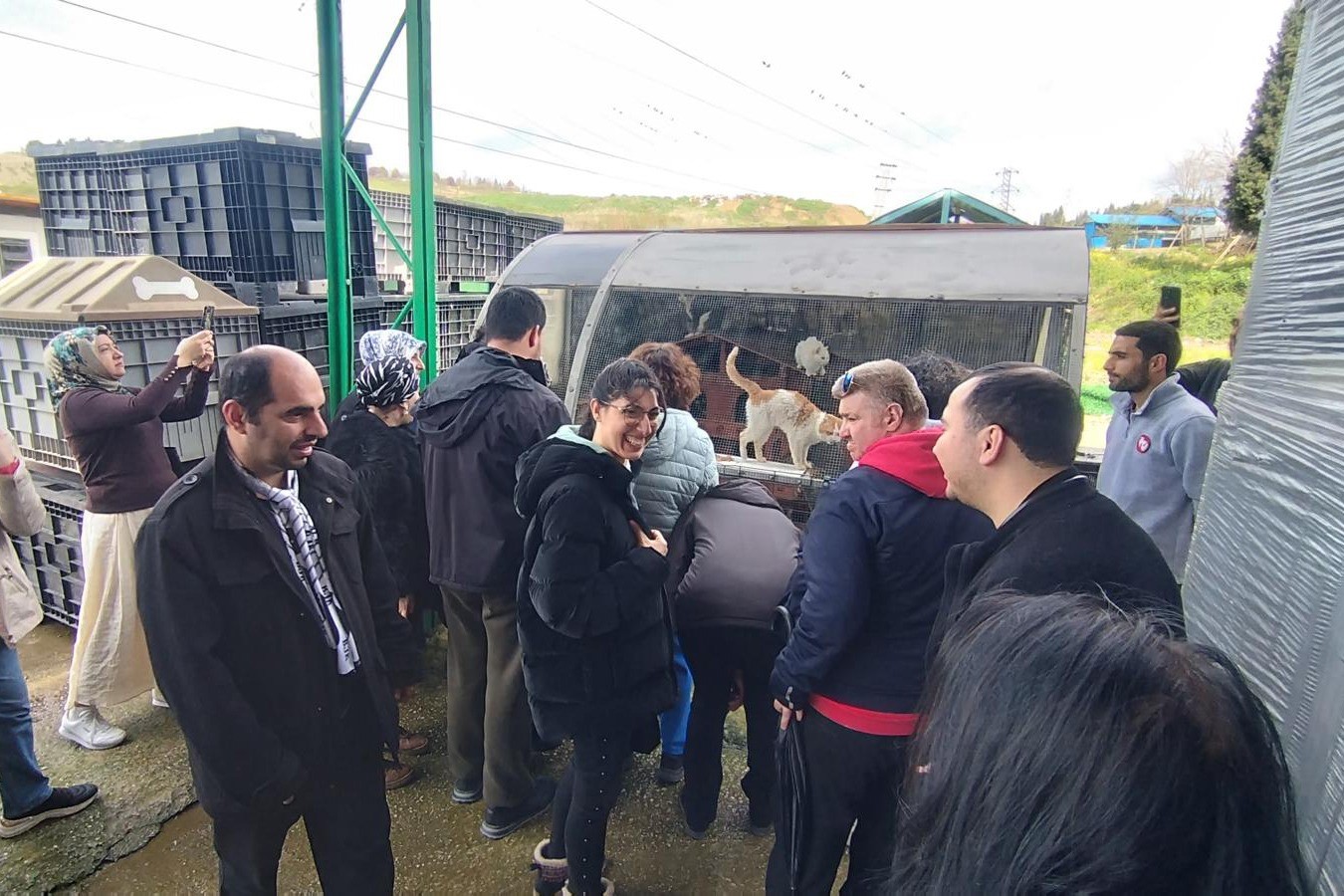 ÇİFTLİKKÖY’DE CAN DOSTLARA BEYAZAY DERNEĞİ’NDEN ANLAMLI ZİYARET