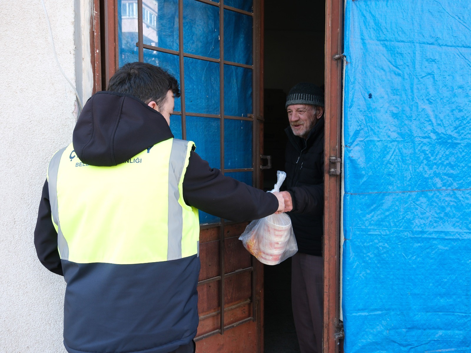 ÇİFTLİKKÖY’DE SOSYAL DESTEKLER İHTİYAÇ SAHİPLERİYLE BULUŞUYOR