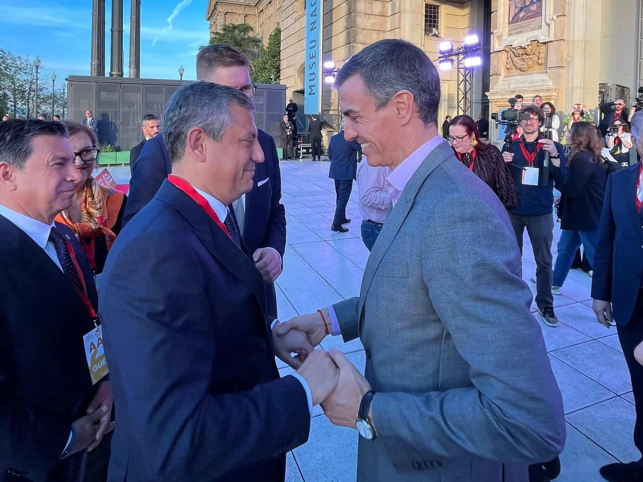 Özgür Özel Barselona’da Dünya Liderleriyle Buluştu: “Demokratlar Otokrasiye Karşı Birleşiyor”